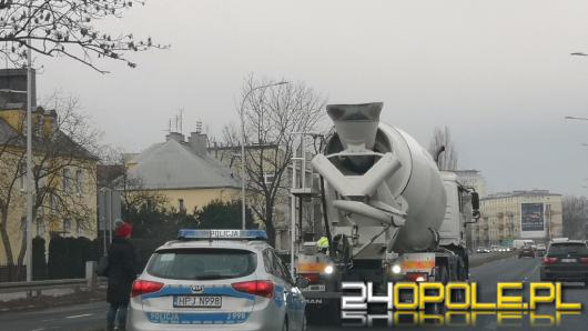 Kierujący betoniarką skasował bmw. Kolizja na Nysy Łużyckiej w Opolu