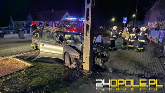 Opole-Czarnowąsy: Kierowca osobówki uderzył w słup i uciekł z miejsca zdarzenia