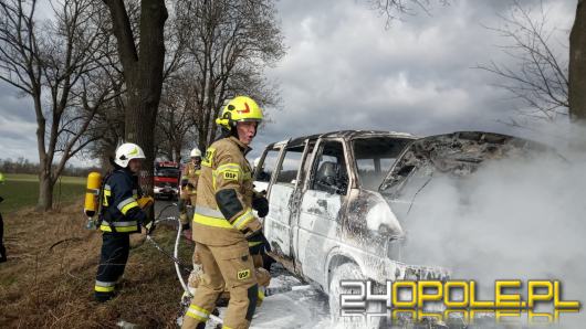 Pożar busa na drodze w powiecie głubczyckim