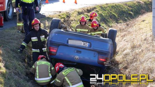 Młody kierowca dachował w rowie w Cisku