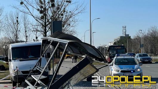 Nagi, chory mężczyzna chodził po ulicy. Później ukradł busa i wjechał w przystanek