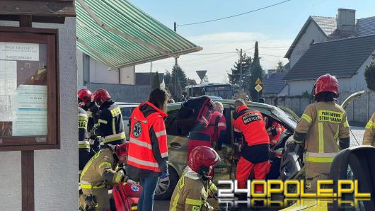 Zderzenie ciężarówki z osobówką na skrzyżowaniu w Opolu. Jedna osoba w stanie krytycznym