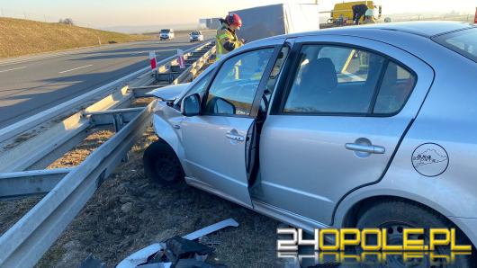 Samochód osobowy z przyczepką uderzył w bariery na A4. Wieźli dary dla Ukraińców