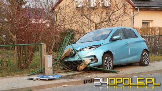 Wypadek w Lędzinach. Samochód osobowy uderzył w ogrodzenie posesji