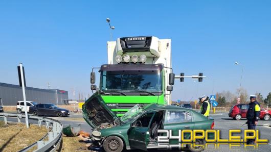Wypadek na skrzyżowaniu Częstochowskiej z obwodnicą Opola. Jedna osoba w szpitalu