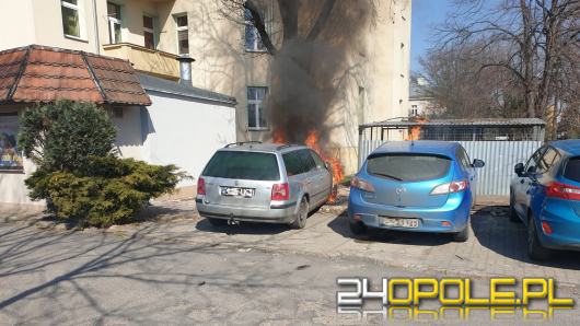 Pożar samochodów na parkingu w Brzegu