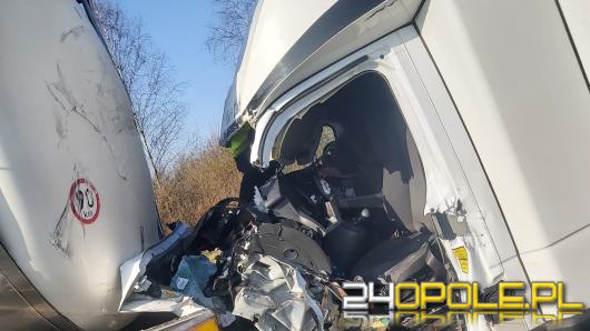 Koszmarny wypadek na A4. 33-letni kierowca busa wjechał pod cysternę
