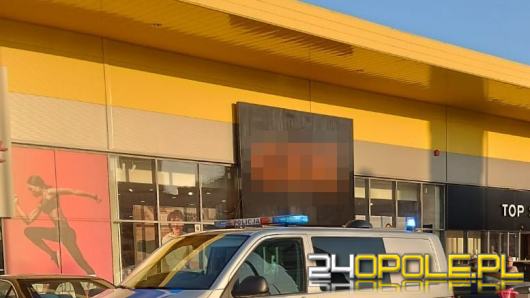 Policjant pomógł pracownikom sklepu