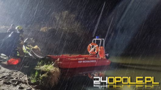 Mężczyzna miał wskoczyć do rzeki. Nocne działania straży w powiecie brzeskim