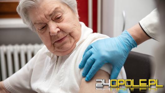 Czwarta dawka szczepionki przeciwko COVID-19 dla większej liczby osób. Polski rząd jest na "tak"