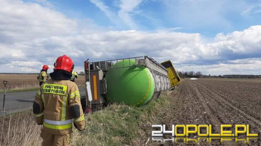 Wypadek w powiecie namysłowskim. Ciężarówka wypadła z drogi