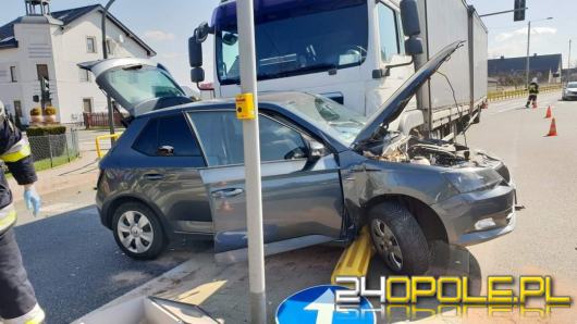 Wypadek w Izbicku. Ciężarówka zderzyła się z samochodem osobowym 