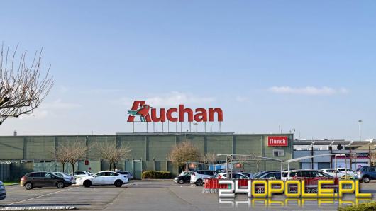 Znany artysta bojkotuje sklep Auchan. Pomagają mu internauci