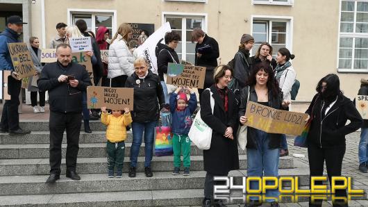 Protest przeciwko "finansowaniu wojen" pod opolskim Ratuszem