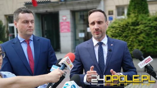 Janusz Kowalski rozpoczyna kontrolę poselską. W tle przetargi Sebastiana Paronia w WIK