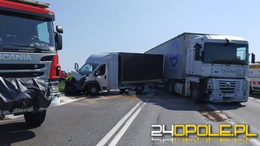 Wypadek drogowy auta ciężarowego i busa w powiecie brzeskim