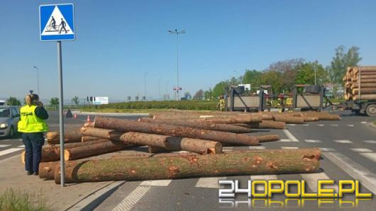 Utrudnienia na rondzie przy wjeździe na obwodnicę Nysy. Wywróciła się ciężarówka z drewnem