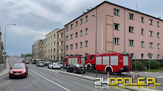Kolizja pojazdów na ulicy Niemodlińskiej w Opolu. Są utrudnienia