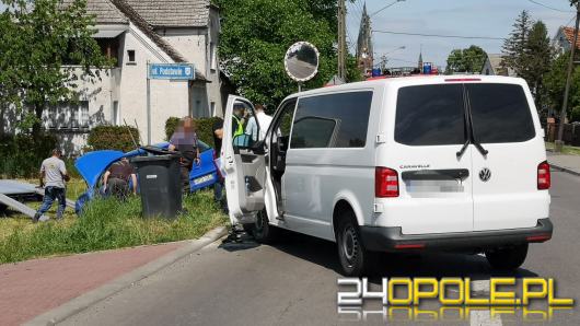 Kobieta kierującą volkswagenem nie zatrzymała się na "stopie". Doszło do zderzenia z busem