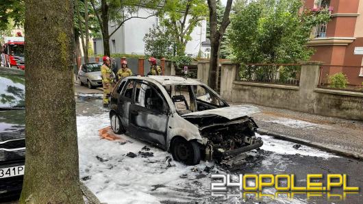 Pożar samochodu w Opolu. W akcji strażacy i policja