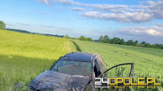 Auto wypadło z drogi podczas wyprzedzania. Kierowca pijany