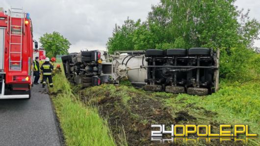 Ciężarówka przewożąca cement wywróciła się w powiecie na DK46 w powiecie nyskim