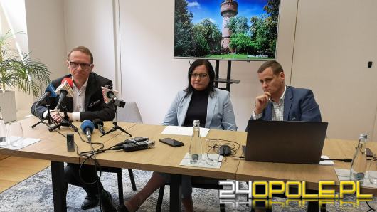 Ireneusz Jaki pokazuje postanowienie sądu. Portal "Czas na Opole" musi usunąć artykuły