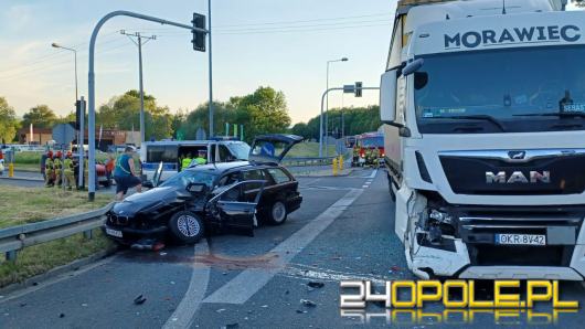 Zderzenie osobówki z ciężarówką w Śliwicach. Poszkodowana pięcioosobowa rodzina