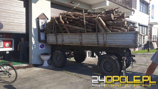 Przyczepa z drewnem odczepiła się od traktora i wjechała w bramę remizy OSP Węgry