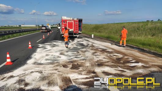 Pojazdy zderzyły się na A4. Doszło do wycieku paliwa