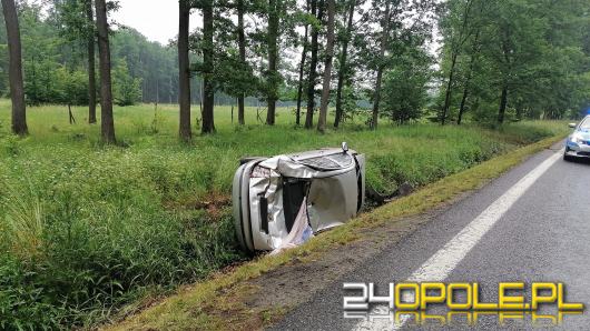 Wypadek w gminie Dąbrowa. Osobówka dachowała poza drogą