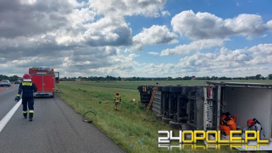 Ciężarówka przewożąca zasady i żywice leży na boku na opolskim odcinku A4