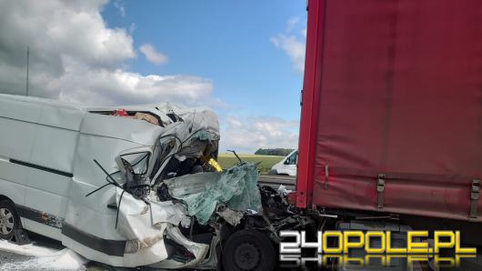 Zablokowana A4 w stronę Katowic. Jedna osoba nie żyje po zderzeniu busa z ciężarówką