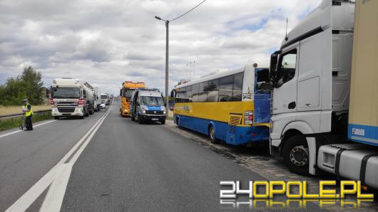 Samochód ciężarowy zderzył się z autobusem w Dąbrowie