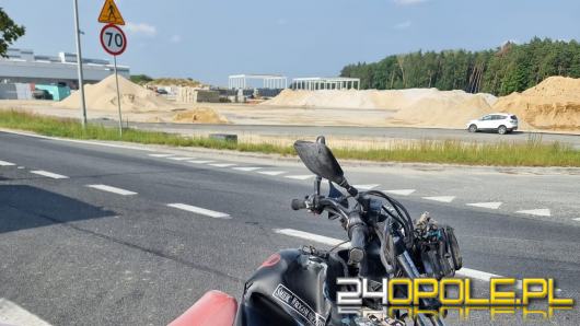 Wypadek z udziałem osobówki i motocyklisty. Ranny kierowca jednośladu trafił do szpitala
