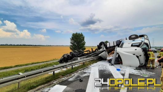 Samochód ciężarowy przewrócił się na A4. Kierowca został ranny