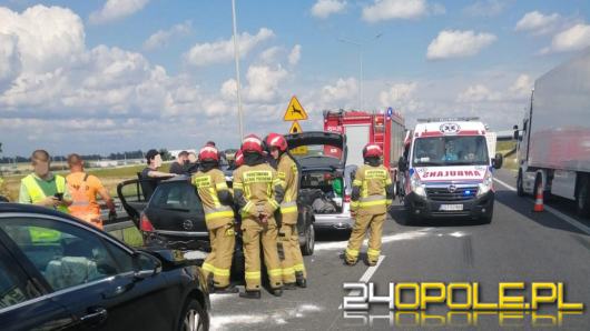 Zderzenie trzech pojazdów na A4 w powiecie strzeleckim. Lądował LPR