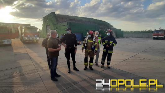 Wojewoda na miejscu pożaru w Skarbimierzu-Osiedle. Prace służb trwają