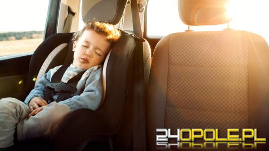 2-latek zamknięty w samochodzie, matka na zakupach