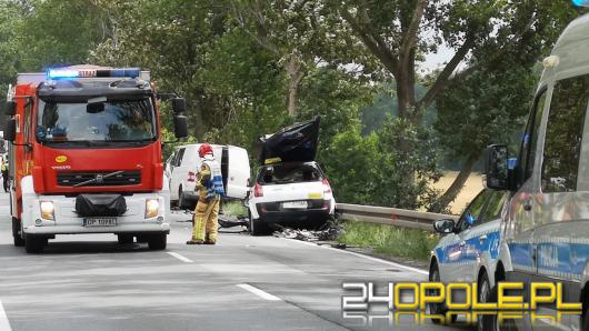 Zderzenie busa z osobówką na DK 45 na wysokości Zawady. 3 osoby zostały ranne