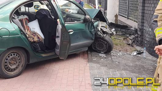 Auto uderzyło w ogrodzenie domu. Wypadek w Boguszycach