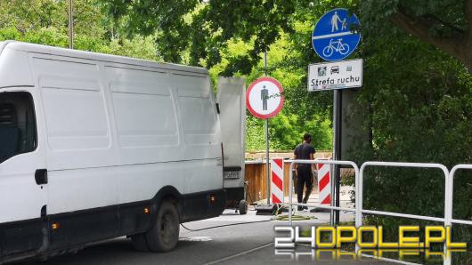 Trwa remont drewnianego mostku WOŚP