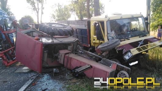 Zderzenie ciągnika rolniczego i ciężarówki na DK42