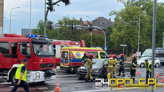 Kolizja karetki z osobówką na skrzyżowaniu Ozimskiej i Plebiscytowej w Opolu