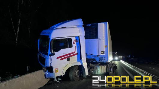Nocne utrudnienia na A4. Ciężarówka uderzyła w bariery