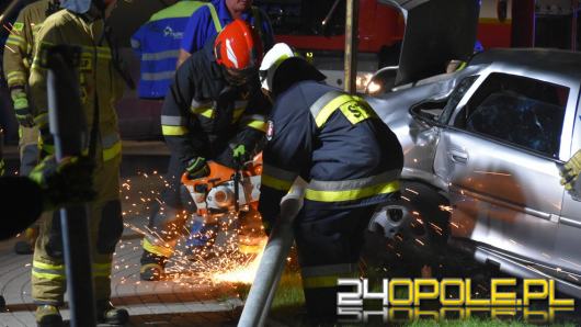 Jechał z dwójką dzieci. Auto wypadło z drogi i uderzyło w płot i latarnię