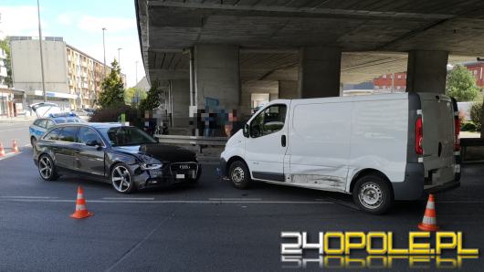 Utrudnienia na rondzie w Opolu. Doszło do zderzenia dwóch pojazdów