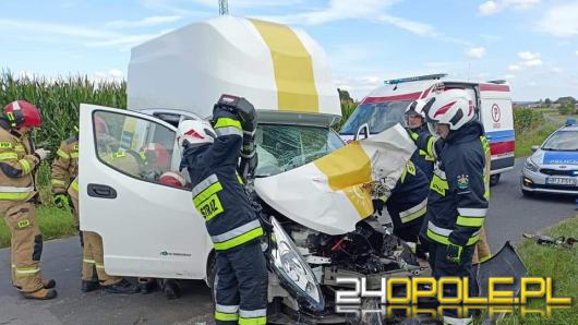 Poważny wypadek na trasie Żużela - Brożec. Bus zderzył się z ładowarką