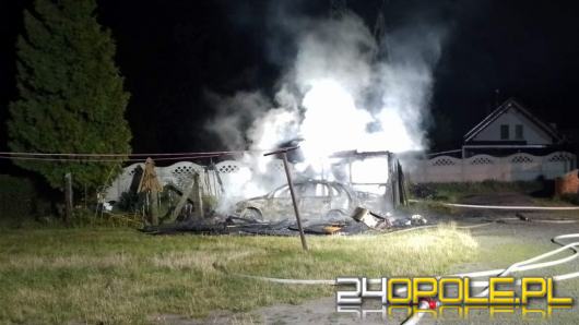 Pożar w Kluczborku. Strażacy gasili garaż z samochodem w środku