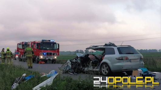Czołowe zderzenie Mazdy i Mercedesa na trasie Dolna - Strzelce Opolskie. Dwie osoby poszkodowane